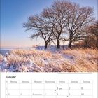 Januar-Kalender mit Foto von schneebedecktem Weissenhäuser Strand, Schleswig-Holstein. Bäume und Gras unter blauem Himmel.