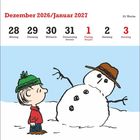 Kalender: Dezember 2026/Januar 2027. Ein Kind schaut einen schiefen Schneemann an. Illustration im Schnee.