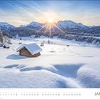 Der Text "JANUAR" steht unten rechts, darunter ein Kalender. Verschneite Landschaft mit Hütten, Bäumen und Bergen im Sonnenaufgang.