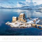 "januar" und Zahlen von 1 bis 31. Verschneites Schloss auf einer Insel in einem ruhigen See, umgeben von Bergen.