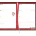 Kalenderseiten mit Daten und Wochentagen. Der 1. August ist als Nationalfeiertag (CH) markiert. Roter Hintergrund.