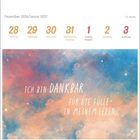Dezember 2026/Januar 2027 Kalender. Ich bin dankbar für die Fülle in meinem Leben. Hintergrund: bunte Wolken.