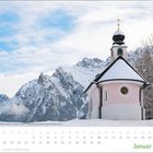 "Januar" in Grün, darunter ein Kalender. Rechts eine schneebedeckte Kapelle vor verschneiten Bergen und blauem Himmel.