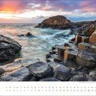 "Januar" und Kalendarium unten. Felsige Küste, Meer, beeindruckender Sonnenuntergang mit violetten und orangefarbenen Wolken.