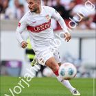 "Vorjahresabbildung" in großen Buchstaben. Deniz Undav im weißen Fußballtrikot in Aktion auf einem Spielfeld. Unten: Zahlenreihe.