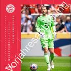 "FC Bayern München", "Manuel Neuer", "Vorjahresabbildung", linke Seite Kalender Januar, Mann in grüner Fußballkleidung.