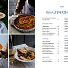 INHALTSVERZEICHNIS mit Kategorien Geschichten, Happkes, Mahlteid, Wat Söts. Links oben Torte auf Tisch, rechts Gemüse-Tarte.