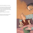 Text: Gespräch zwischen Vater und Kind über ein Buch und Angst. Illustration: Vater mit Brille kuschelt mit Kind im Bett.