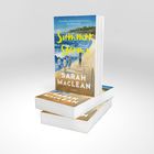 Buchtitel "Summer Storms" von Sarah Maclean. Drei Menschen spazieren am Strand entlang, Wellen im Hintergrund.