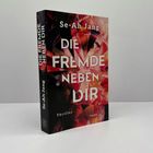 Text: "Se-Ah Jang, DIE FREMDE NEBEN DIR, Thriller, Fischer". Geometrische Muster in Rot- und Schwarztönen umrahmen den Text.