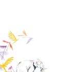 Eine Illustration zeigt einen Elefanten mit bunten Mustern und umgeben von farbigen Blättern.