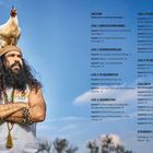 Ein Mann mit langem, dunklem Haar und Bart hat ein Huhn auf dem Kopf. Nebst einigen Tätowierungen trägt er ein weißes Oberteil. Links vom Mann befinden sich Kapitelüberschriften wie "LEVEL 1: ABSOLUTER GRÜNSCHNABEL" und "LEVEL 4: DSCHUNGELPROFI". Der Himmel ist blau.