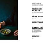 Collage mit zentralem Text „SEOUL NEVER SLEEPS“ auf gelbem Hintergrund, umgeben von Straßenszenen, Schildern und Geschäften.