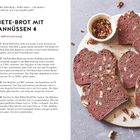 Rezept für "Rote-Bete-Brot mit Pekannüssen". Zutaten und Zubereitung erklärt. Bild zeigt Brotscheiben und Nüsse auf Teller.