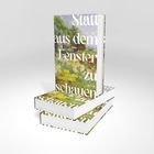 Titel: "Statt aus dem Fenster zu schauen". Autorin: Anna Katharina Scheidemantel. Gemälde mit Blumenwiese und Gebäuden.