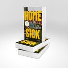 Text: "HOME SICK", "Silvia Saunders", "Roman", "Comedy Women in Print Award". Buchcover mit liegender Person vor einem Fenster.