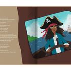 Das Bild zeigt eine Piratin mit Dreispitz und Steuer am Ruder eines Schiffs, vor dem Meer und einem Segelschiff. Texte beschreiben Abenteuer.