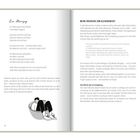 Zwei Buchseiten eines Textes. Links: "Ein Atemzug", Gedicht über Atem als Brücke. Rechts: "MEINE RÜCKKEHR ZUM GLEICHGEWICHT", Text über persönliche Erfahrungen und Erschöpfung. Darunter Illustration einer Person in einem Sitz.