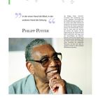 Kalenderseite August: Zitat "In der einen Hand die Bibel, in der anderen Hand die Zeitung." Foto von Philipp Potter lächelnd.