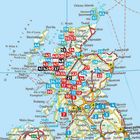 Eine bunte Karte von Schottland mit nummerierten Punkten in rot und blau, geografische Details und Städtenamen sichtbar.