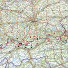 Eine bunte Karte zeigt München und Innsbruck mit Straßen und nummerierten Punkten in rot und schwarz.