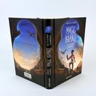 Der Text auf dem Buchcover lautet: "MAGIC ISLAND - AUF GEHEIMEN SCHWINGEN" von Andreas Suchanek. Die Illustration zeigt Jugendliche, einen fliegenden Vogel und Bäume in einer fantastischen Landschaft.
