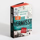 Buchtitel: "VERMISST". Autorin: Christine Brand. Text auf rotem Sticker: "DER FALL LUCAS". Krimi-Cover mit Kartenmotiven.