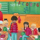 Tafel: "125:5=". Wände sind orange, bunte Buchstaben, Kinder in einem Klassenzimmer. Ein Lehrer schaut ernst.