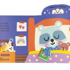 "Nun ab ins Bett, mein kleiner Bär. Ich drück dich fest und lieb dich sehr. Benno. Träum was Schönes!" Illustration: Bär im Bett.