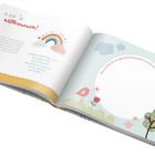 „Du bist willkommen!“ und Text über Mut und Zuhause. Illustration mit Regenbogen, Wolken, Vögeln, Blumen und Sonne.