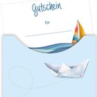 "Gutschein für" steht auf einer Karte mit einem bunten Segelboot. Eine blaue Hülle zeigt ein Papierboot und gepunktete Linie.