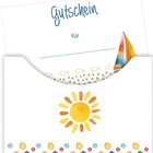 "Gutschein für" steht auf einer Karte in einer Hülle. Darunter eine gelbe Sonne und bunte Punkte. Oben ein kleines buntes Segelboot.