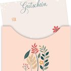 Text: Gutschein für. Illustration eines Briefumschlags mit floralen Motiven und Blüten.