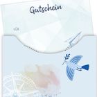 Text „Gutschein“ und „FÜR“ auf hellblauem Hintergrund. Illustration: Blauer Vogel mit Zweig, Kompass, farbige Wolke.