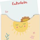 "Gutschein" und "für" in roter Schrift. Illustration: Eine glückliche Sonne, Blumen und ein versteckter Löwe in einer Tasche.