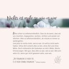 "Nichts ist mehr so, wie es war. Das Vergangene ist nicht tot, es ist nicht einmal vergangen." Dekorative Blumen im Hintergrund.