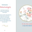 Gemeinsame Erinnerungen. Wo die Liebe wohnt, ist das Glück daheim. Pastellfarbene Blumen-Illustration und Seitenzahl 8.