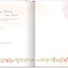 Zartes Design mit Blüten. Links: "Unsere Feier in der Familie", Text zur Feier. Rechts: Gebet an Jesus. Pastellfarben.