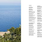 Inhaltsverzeichnis mit Seitenangaben. Links Küste mit blauem Meer und einem Haus umgeben von Bäumen.