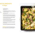 Titel: "Salsiccia-Spaghetti mit Spargel". Rezept mit Zutaten, Zubereitung und einem Bild der fertigen Speise in einer Backform.