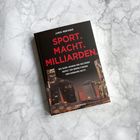 Text: "Sport. Macht. Milliarden." Untertitel über Saudi-Arabiens Einfluss im Weltsport. Umschlagfoto zeigt moderne Gebäude.