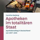 "Apotheken im totalitären Staat" beschreibt Apothekendetails von 1937-1945. Eine geöffnete Box mit Medizinflaschen und Utensilien.