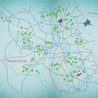 "Glückskarte" und "BRANDENBURG" in pink. Illustration einer Karte mit Linien und grünen Baum-Symbolen.