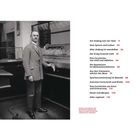 Texte: Am Anfang war der Taler 8, Vom Sparen und Leihen 20. Ein Kassierer steht neben einer alten Registrierkasse.