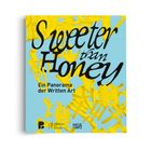 "Sweeter than Honey. Ein Panorama der Written Art." Hintergrund: Hellblau mit gelber Schriftkunst, Logos: Pinakothek, Hatje Cantz.