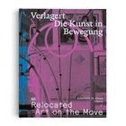 „Verlagert Die Kunst in Bewegung“, „Kunsthalle St. Annen Lübeck“, „Relocated Art on the Move“. Pink-blaues abstraktes Design.