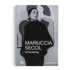 "MAIUCCIA SECOL Unraveling" steht in Weiß auf einem Schwarz-Weiß-Foto einer eleganten Person vor abstrakter Kunst.