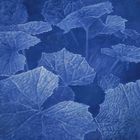 Keine Texte erkennbar. Illustration von Blättern in verschiedenen Blautönen, die üppig und dekorativ wirken.