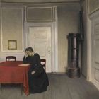 Gemälde einer Frau in Schwarz, sitzend an einem Tisch mit rotem Tuch, in einem nüchternen Raum mit Ofen und leerem Bilderrahmen.