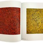 Links "Mariale m.a.4 1960", rechts "Mariale m.a.2 1960". Zwei abstrakte Kunstwerke, links rot, rechts gelb.